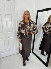 Load image into Gallery viewer, BLAIR Brown Autumn Print Blouse

