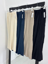 Load image into Gallery viewer, INDIA Black Linen Trouser

